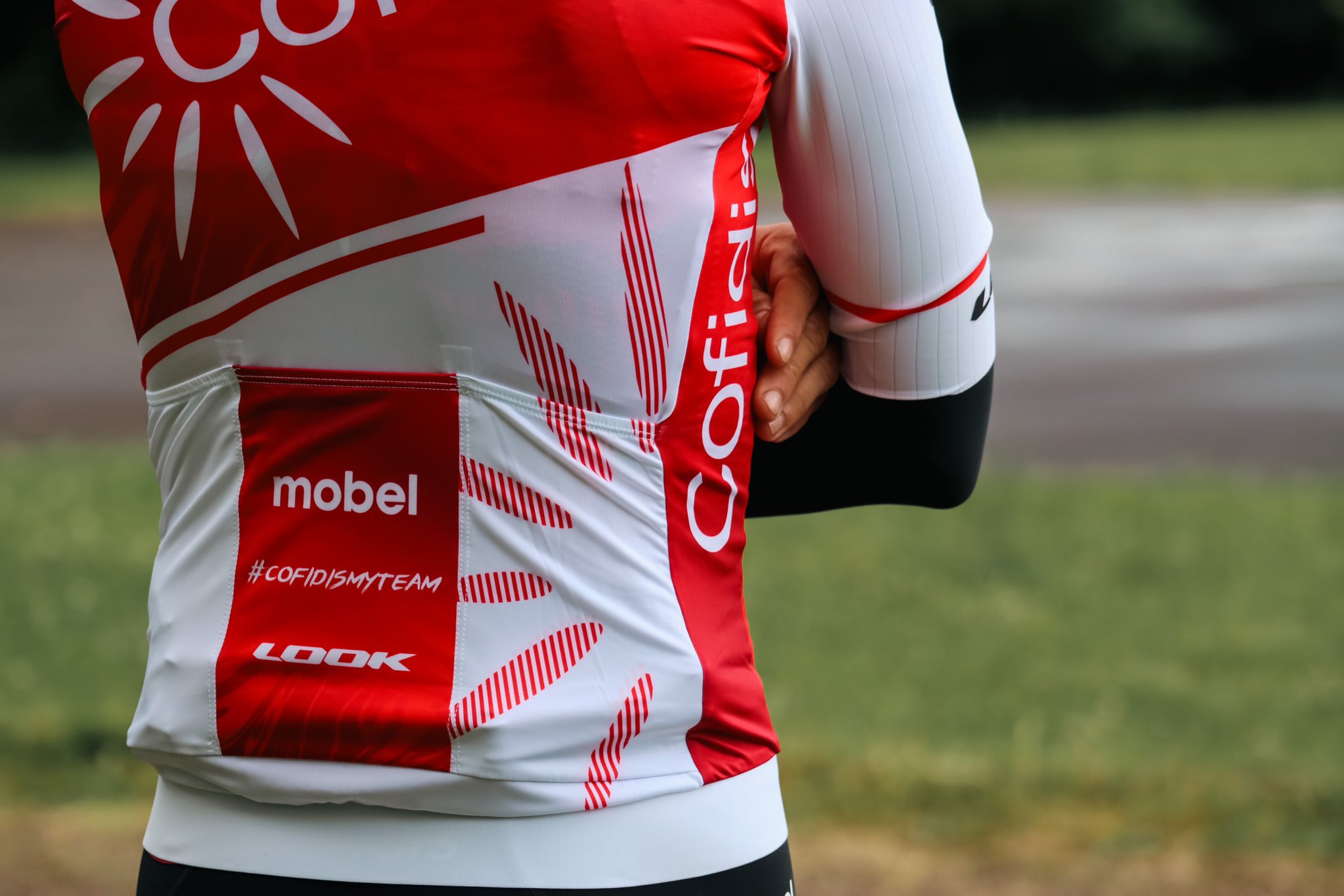L'équipe Cofidis a présenté un nouveau maillot qui sera porté par les coureurs de l'effectif lors du prochain Tour de France