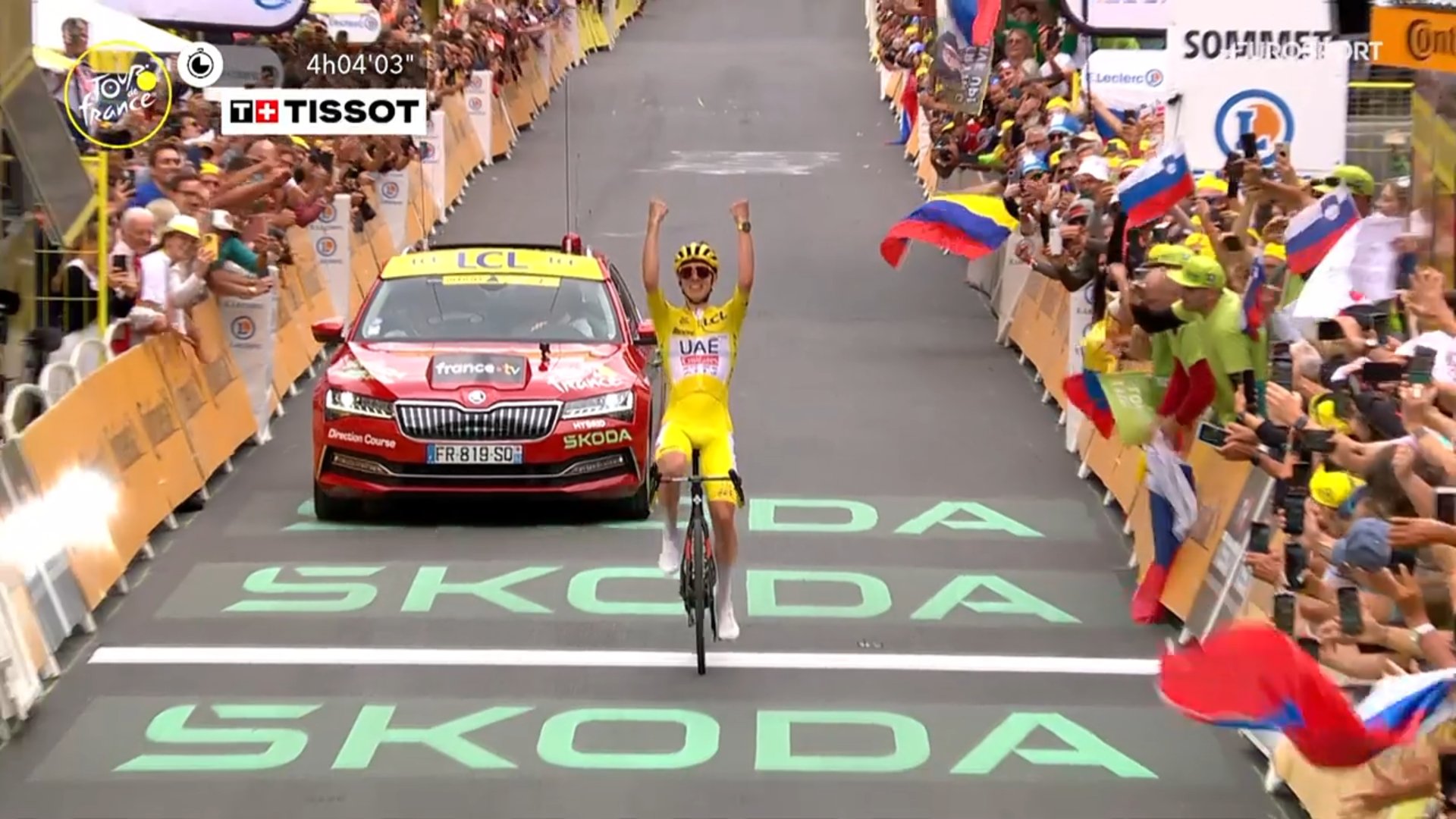 Tadej Pogacar s'amuse lors de la 19ème étape du Tour de France