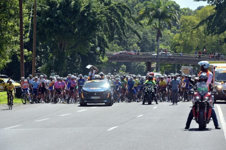 Quentin Bezza lève les bras au Tour de la Guadeloupe