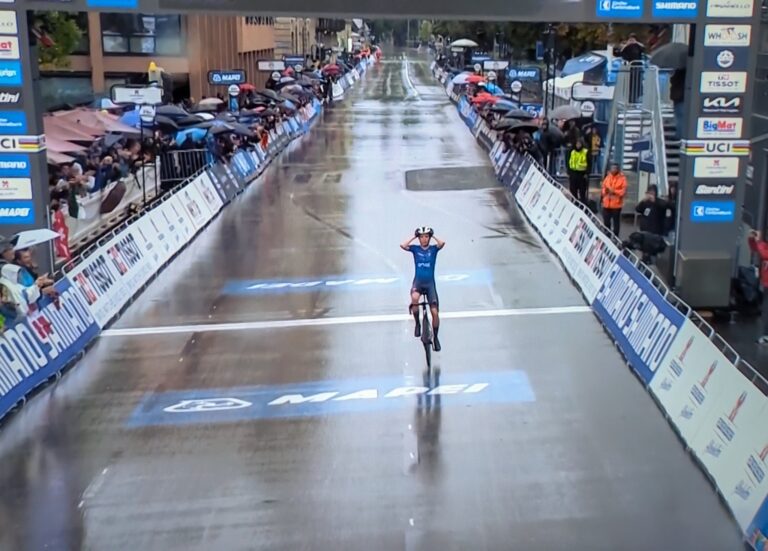 Lorenzo Finn a remporté le titre de champion du monde U19 de cyclisme sur route.