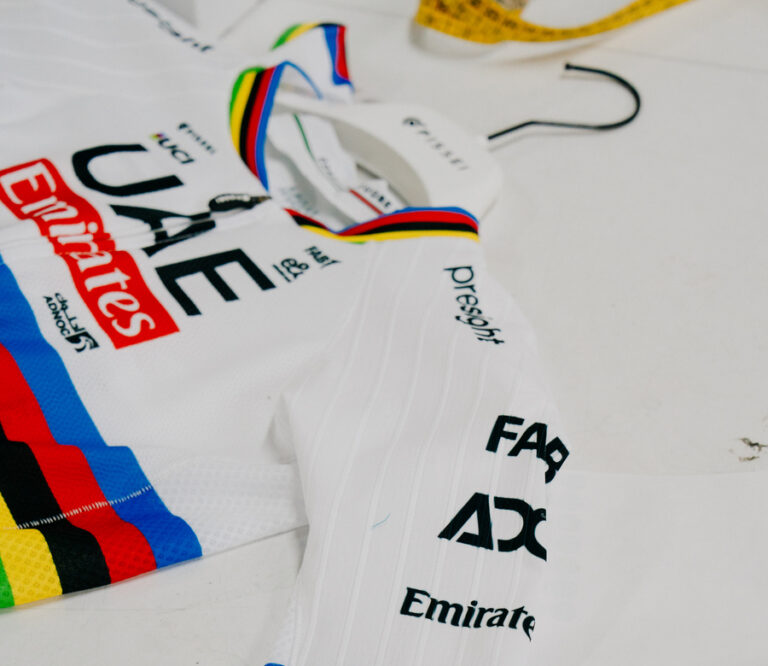 Pissei dévoile le maillot de champion du monde de Pogacar