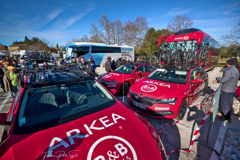 Maillot Arkea B&B Hôtels pour la saison de cyclisme sur route 2025.