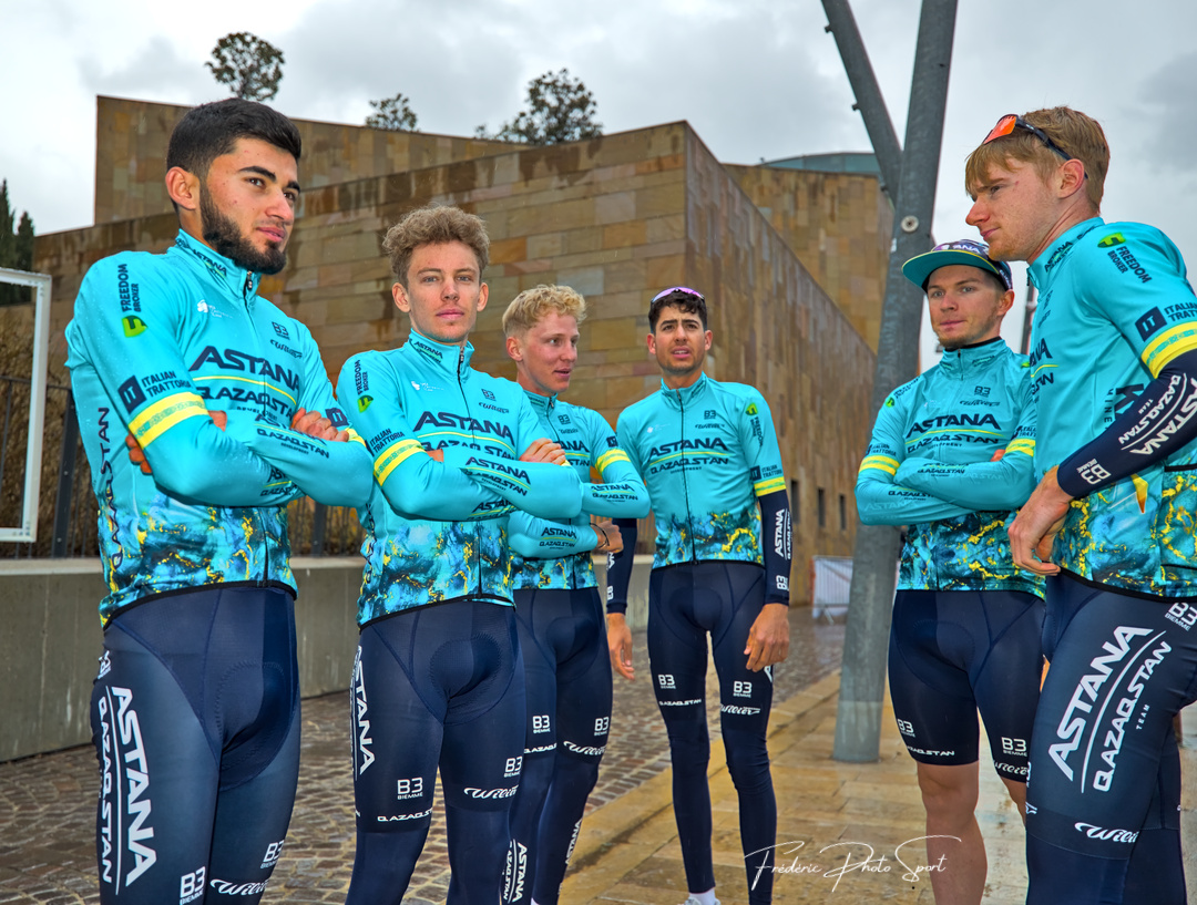 Maillot de l'équipe XDS Astana en vue de la saison cyclisme 2025.