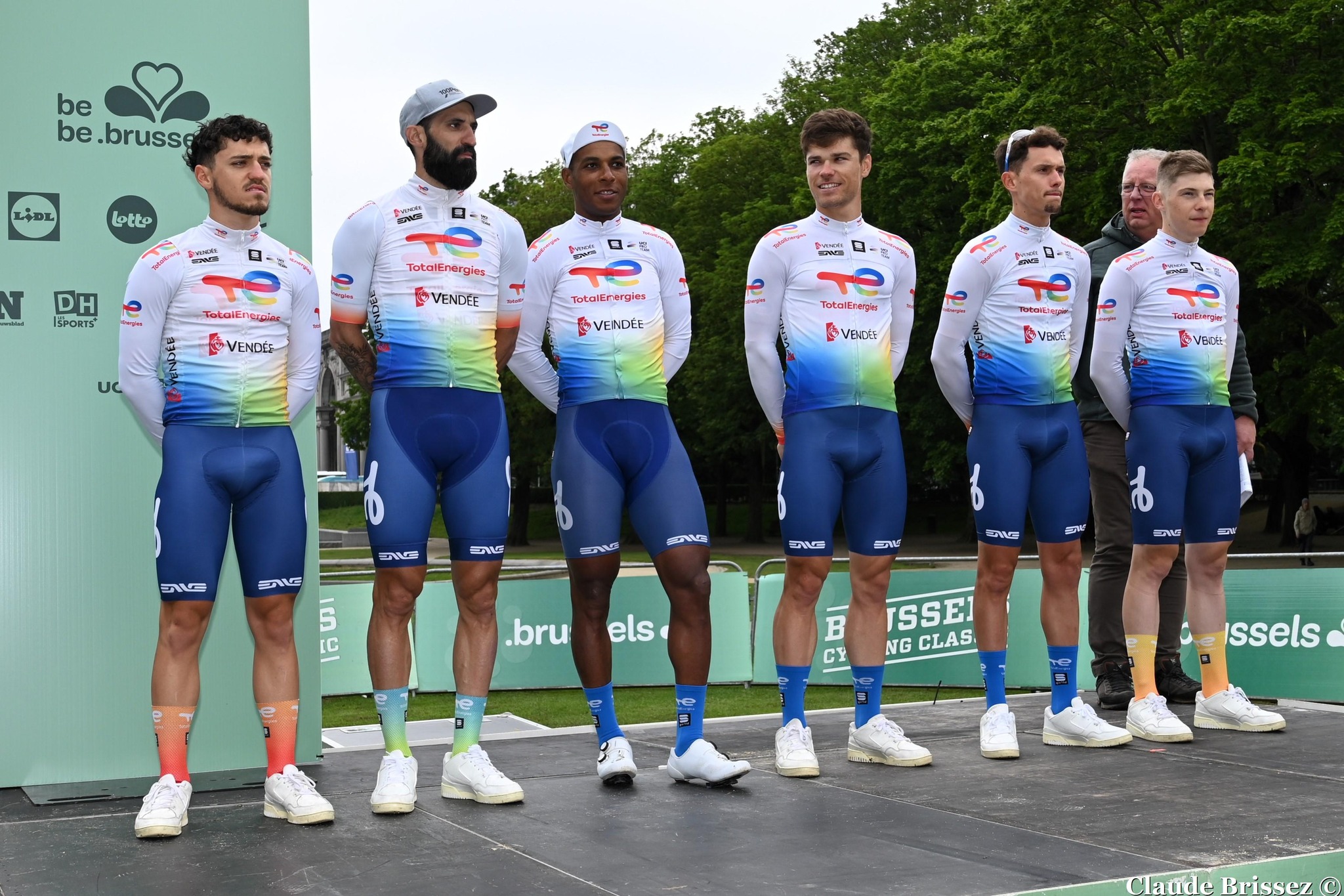 Maillot 2025 de la formation Team Total Energies.