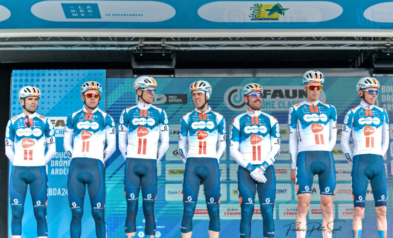 Il y a un coureur forfait au départ du Santos Tour Down Under.