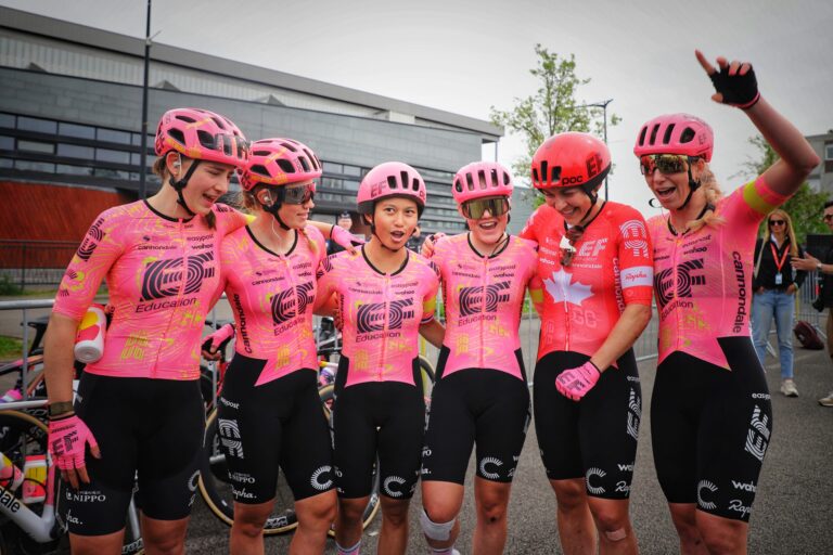 Maillot 2025 de la formation EF Education Easy Post.