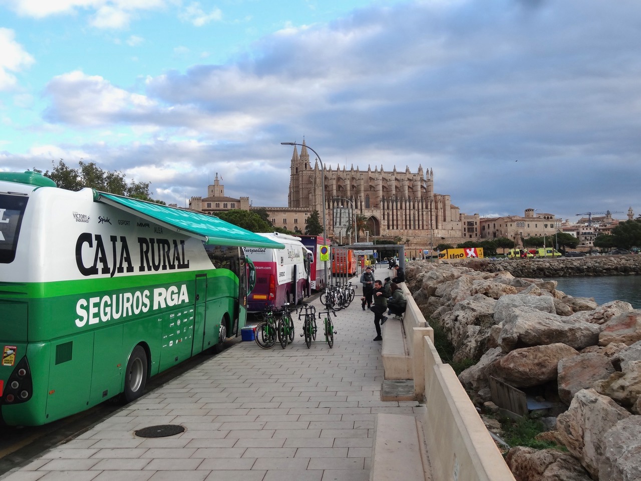 L'équipe espagnole Caja Rural a été invitée à participer à Paris-Nice.