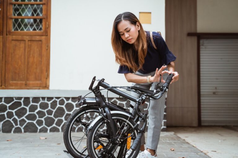 Pourquoi un vélo pliant électrique est-il la solution idéale pour vos déplacements urbains avec Velobecane ?