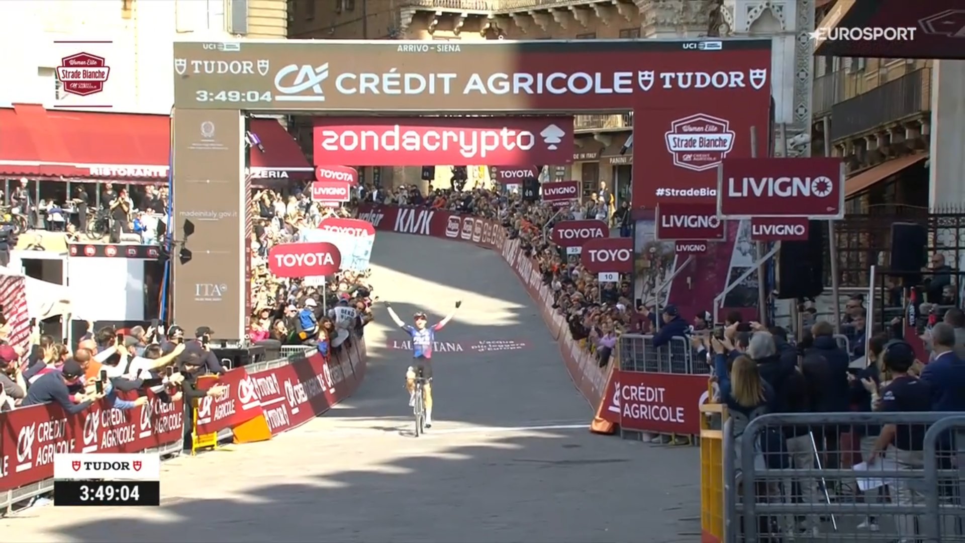 Demi Vollering a remporté les Strade Bianche Women